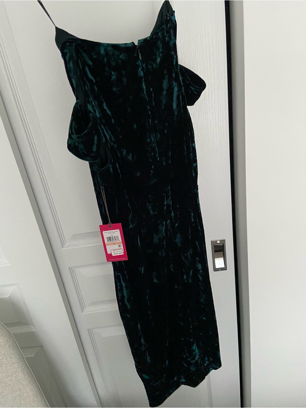 Vince Camuto Emerald Green Cold Shoulder Crushed Velvet Sheath Dress - Picture 8 of 10